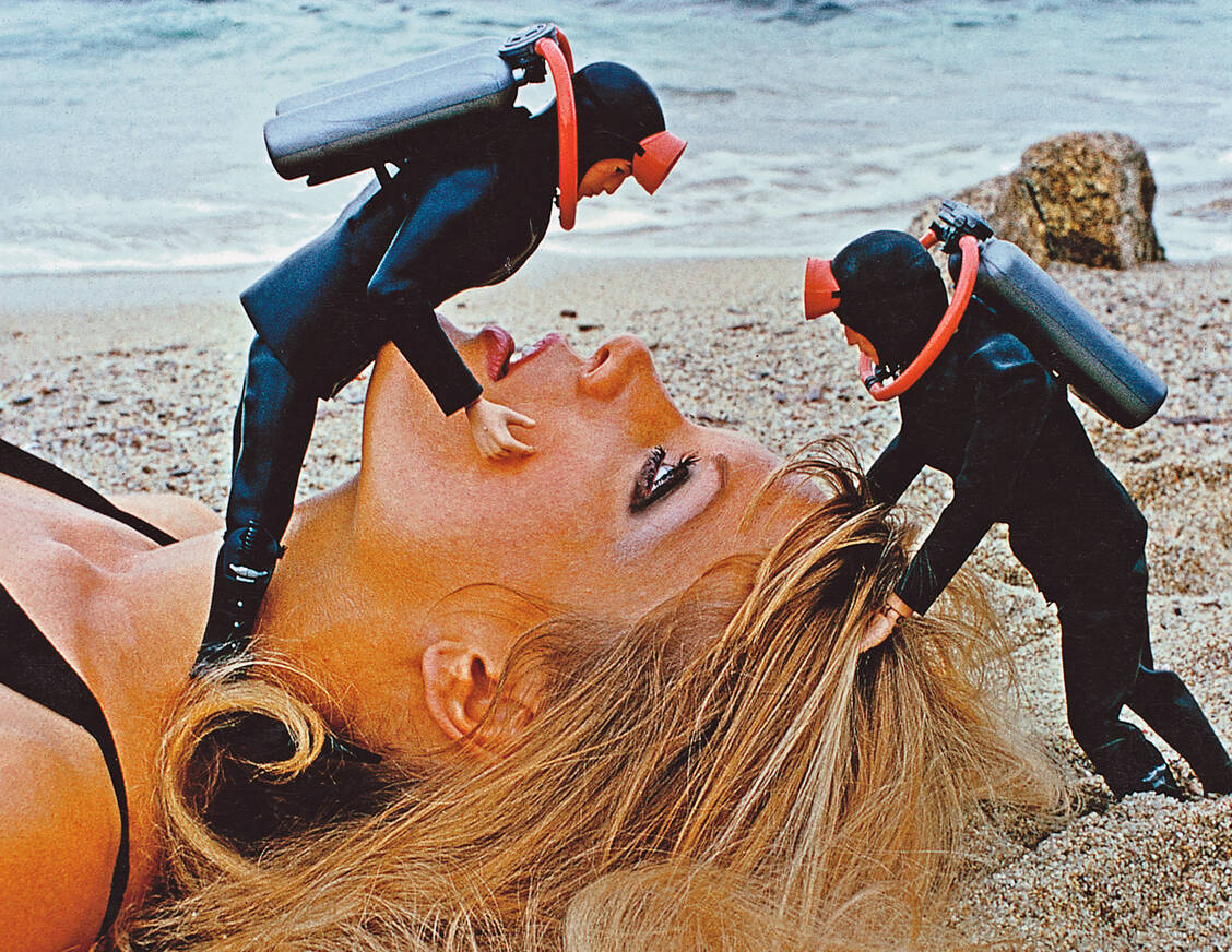 Gestrandet: Helmut Newtons Foto ohne Titel entstand 1975 in Saint-Tropez. Er amüsiert sich damit über das Party-Leben seinerzeit. / © Helmut Newton Foundation