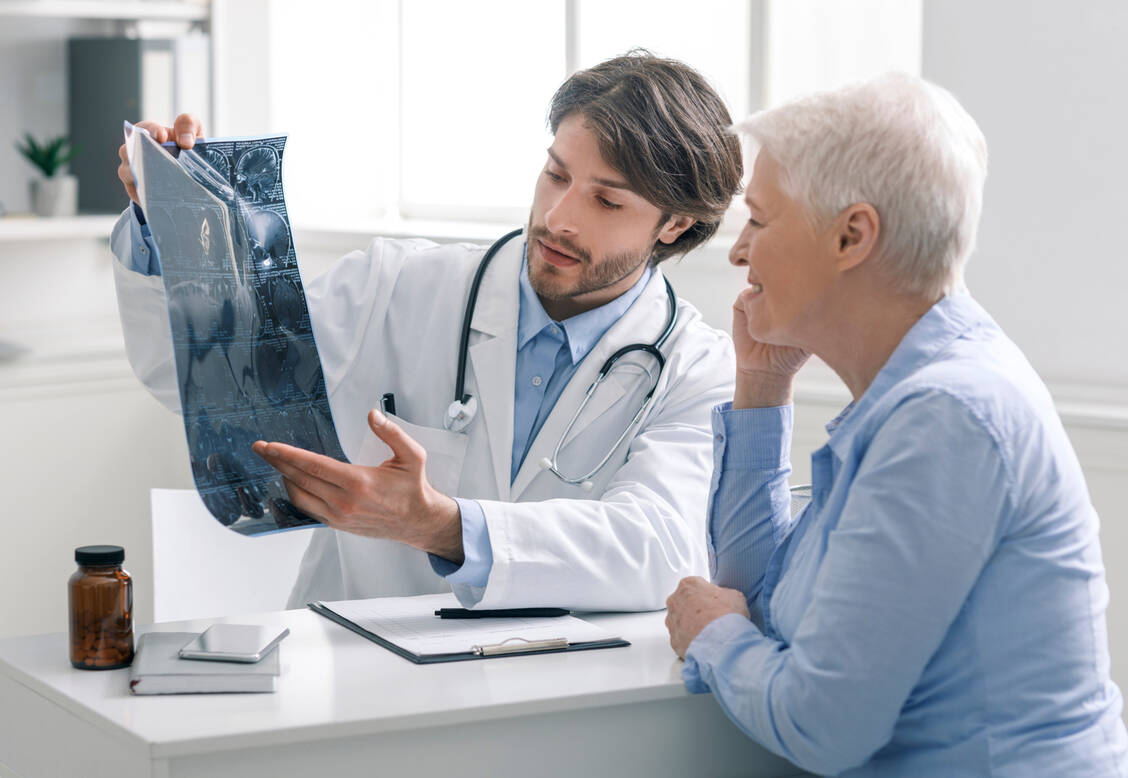 Für Patienten mit einer frühen symptomatischen Alzheimer-Krankheit stehen hierzulande seit Kurzem zwei Antikörper als Behandlungsoption zur Verfügung. / © Adobe Stock/Prostock-studio