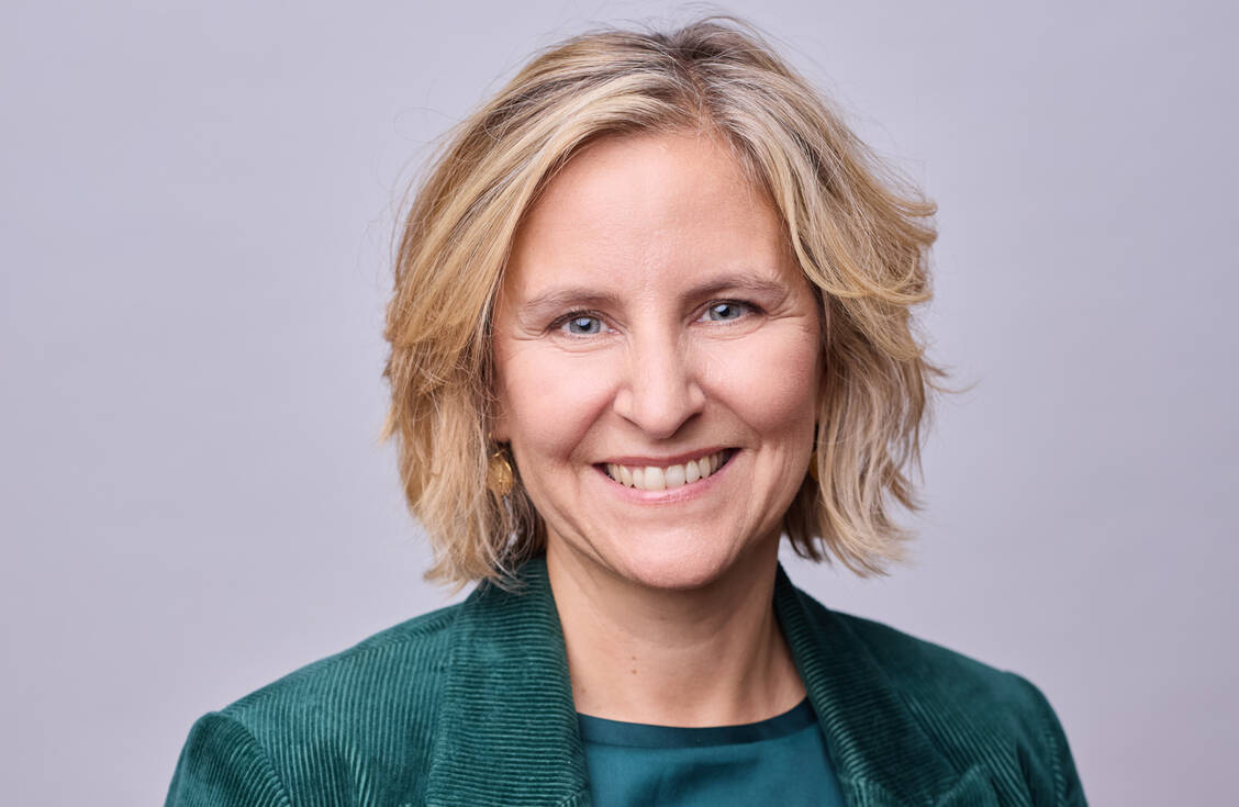 Katrin Eder ist Spitzenkandidatin von Bündnis 90/Die Grünen. Die 50-jährige Politikwissenschaftlerin ist seit Dezember 2021 Umweltministerin von Rheinland-Pfalz. Zuvor arbeitete sie als wissenschaftliche Mitarbeiterin im Büro der Bundestagsabgeordneten Ulrike Höfken sowie als Beraterin der TBS gGmbH, einer Tochtergesellschaft des Deutschen Gewerkschaftsbundes (DGB). Sie hat zwei Kinder mit Tupac Orellana, der für die Linke im Mainzer Stadtrat sitzt. Im Zuge der Aufarbeitung der Hochwasserkatastrophe im Ahrtal im Jahr 2021 geriet sie in die Kritik. Zu diesem Zeitpunkt war sie Staatssekretärin im Umweltministerium und unmittelbar nach der Flut knapp drei Wochen im Urlaub. / © Bündnis 90/ Die Grünen, Christof Mattes