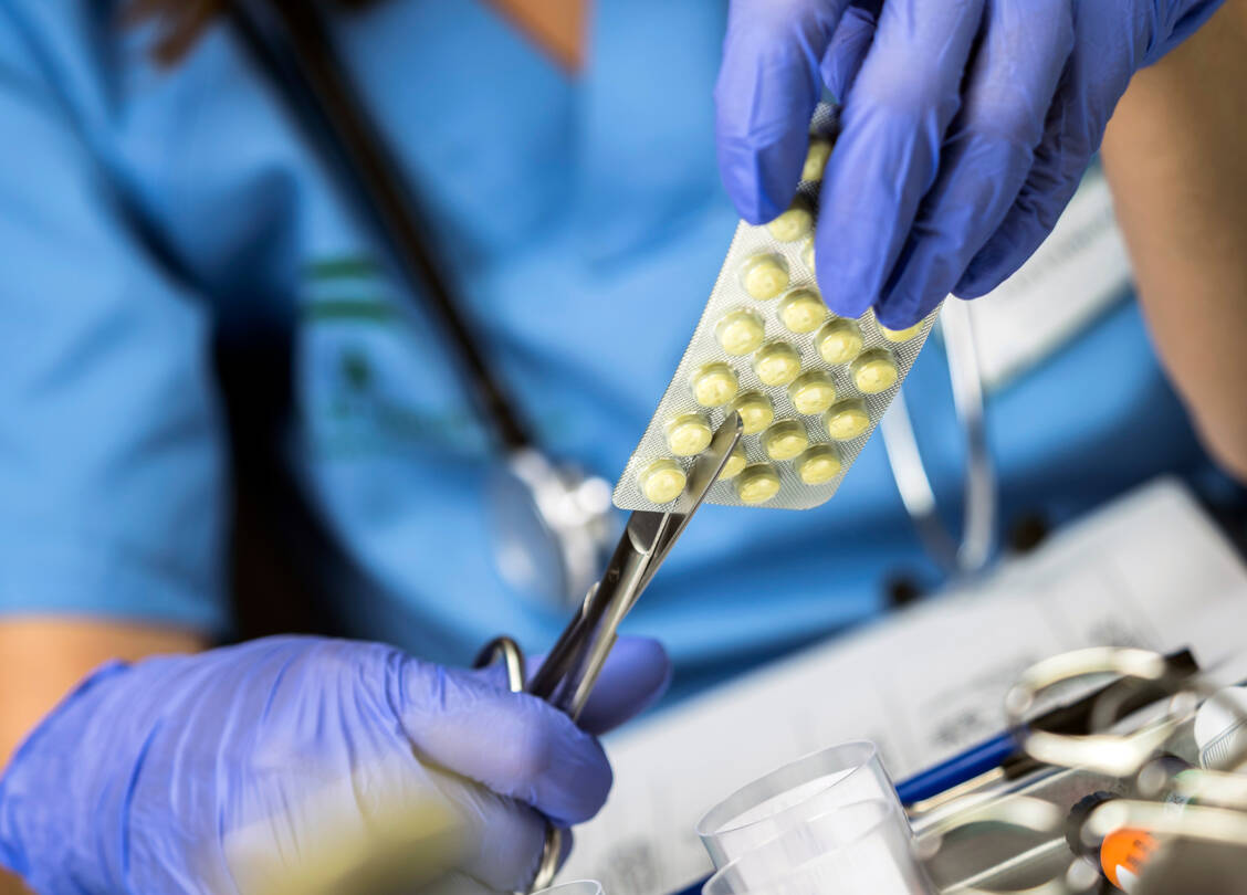 Lege artis ist das Zerschneiden zwar nicht, aber durchaus immer noch gängige Praxis in vielen Krankenhäusern. / Foto: Getty Images/digicomphoto