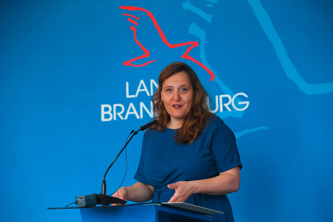 Brandenburgs Wissenschaftsministerin Manja Schüle findet, dass ein Pharmazie-Studiengang an der BTU Cottbus nicht finanzierbar wäre. / Foto: imago images/Martin Müller