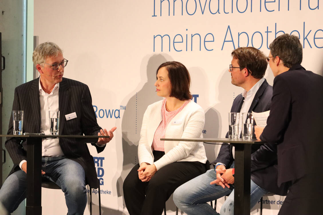 Jürgen Graalmann von den Brückenköpfen, Apothekerin Ina Lucas, Apotheker Marc Kriesten und Moderatorin Tina Haase vom Wort & Bild Verlag (v.l.) diskutierten über künftige Aufgaben der Pharmazeuten. / Foto: BD Rowa