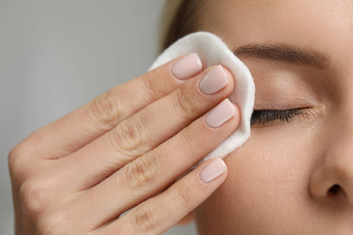 Gegen einen Befall der Wimpern mit Haarbalgmilben hilft eine Lidrandpflege mit teebaumölhaltigen Präparaten.  / © Getty Images/Africa Studio