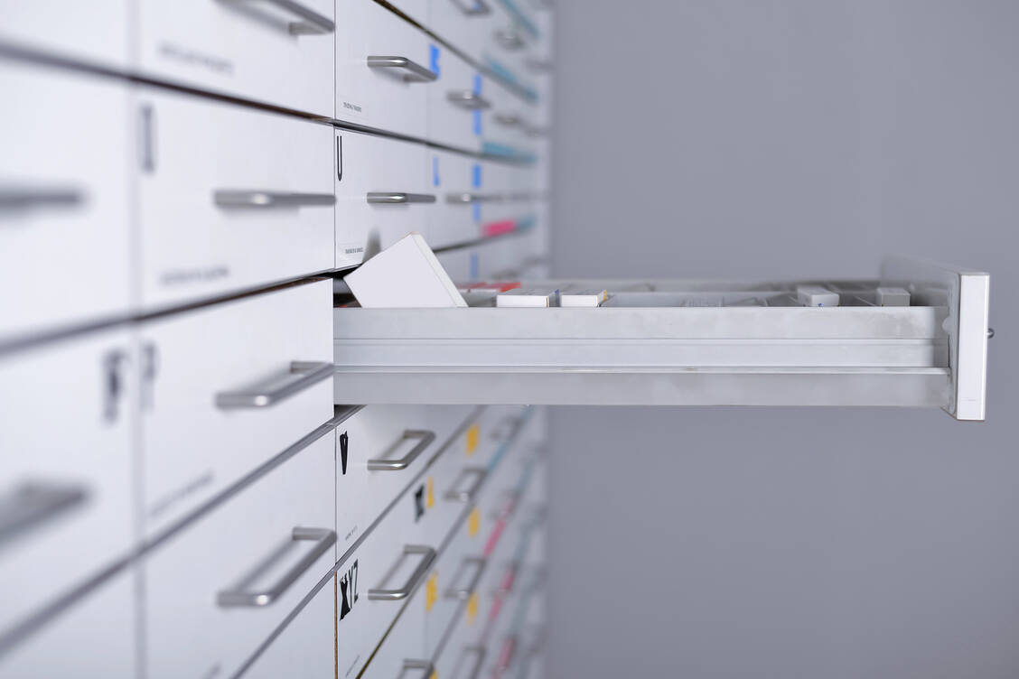 Leere Schubladen: Für die Vor-Ort-Apotheken in Europa ist das Alltag, wenn es um bestimmte Präparate geht. Mit Blick auf die Patienten hoffen sie, dass sich die Lage verbessert. / Foto: Fotolia/2Design