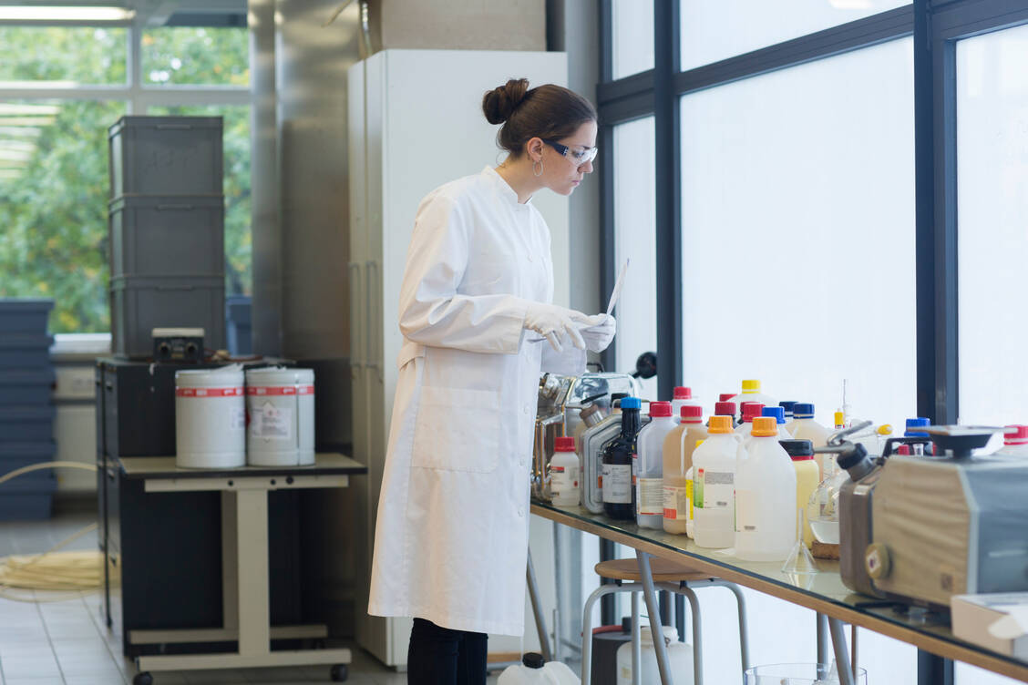 Im Studium wird unter den klimarelevanten Themen vor allem auf den Aspekt der Chemikalienentsorgung eingegangen. / Foto: Getty Images/Westend61/Sigrid Gombert