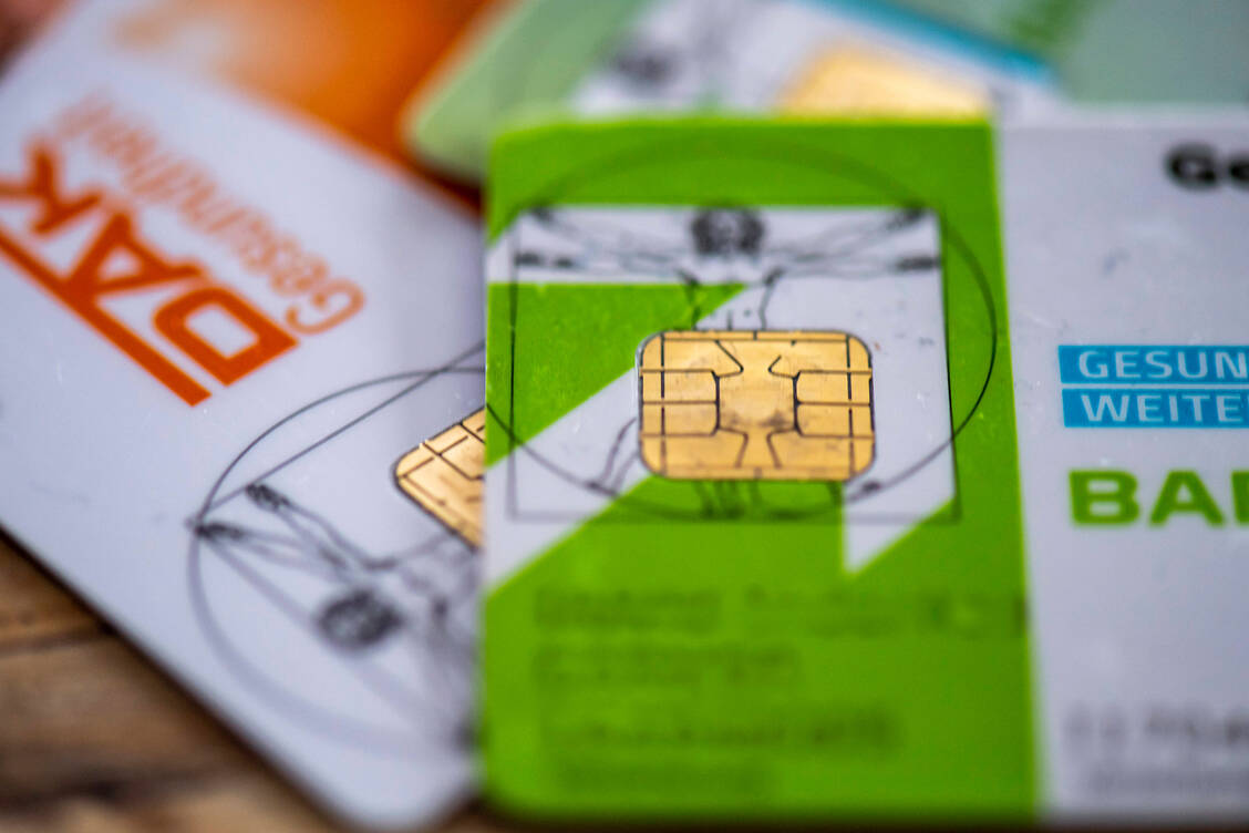 Um die Gesundheits- und Arzneimittelversorgung zu vereinfachen ist geplant, ab Juni allen registrierten Geflüchteten eine elektronische Gesundheitskarte auszugeben. / Foto: Imago Images/Kirchner-Media