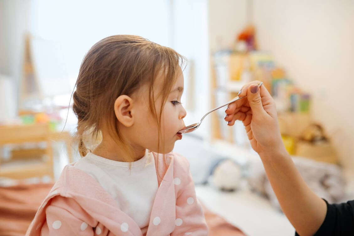 A-Streptokokken können nicht nur die Atemwege und die Haut befallen, sondern selten auch den Intimbereich. Die Infektion betrifft vor allem Mädchen zwischen zwei und sieben Jahren und wird antibiotisch behandelt. / Foto: Getty Images/ozgurcankaya