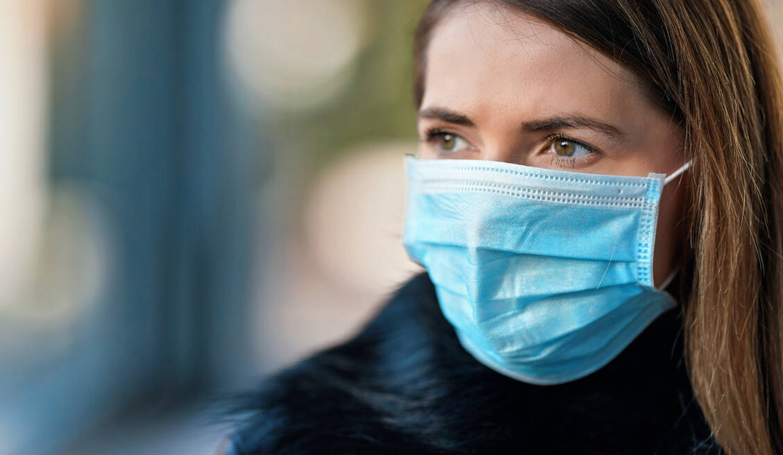 Auch wenn viele sie nicht mögen: Masken werden zur Vermeidung von SARS-CoV-2-Infektionen weiter wichtig bleiben. / Foto: Adobe Stock/Lubo Ivanko