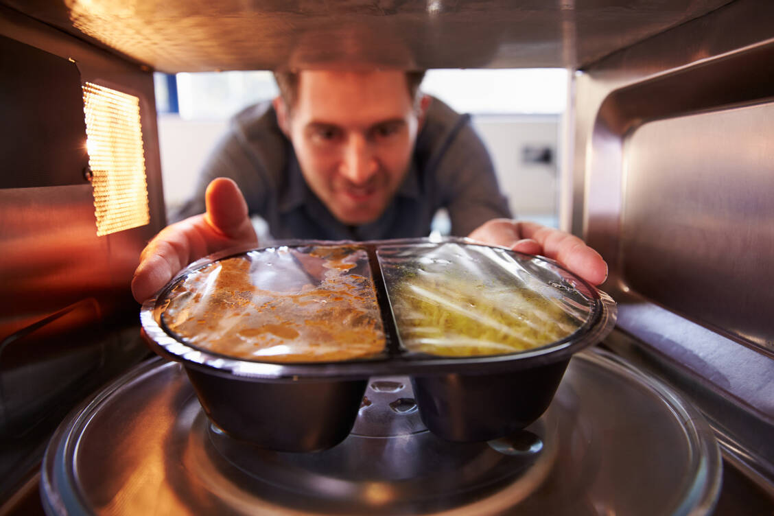 Vielen Menschen fehlt heutzutage die Zeit und die Lust, selbst zu kochen. Fertiggerichte, Kantinenessen, aber auch Brot und andere Backwaren enthalten Salz. Ist dieses nicht jodiert, droht Jodmangel. / Foto: Adobe Stock/Monkey Business