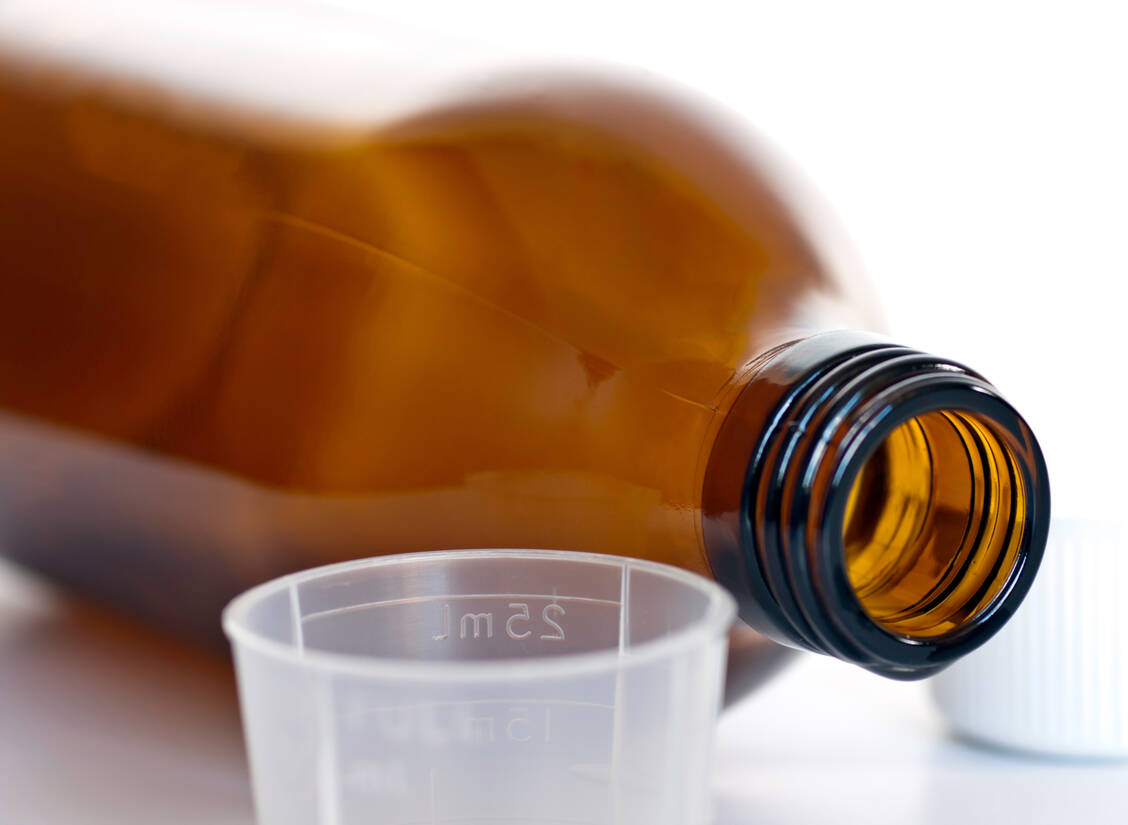 Indische Pharmaunternehmen müssen Hustensäfte vor dem Export  künftig in staatlich zugelassenen Labors testen lassen. / Foto: Getty Images/Neil Kendall