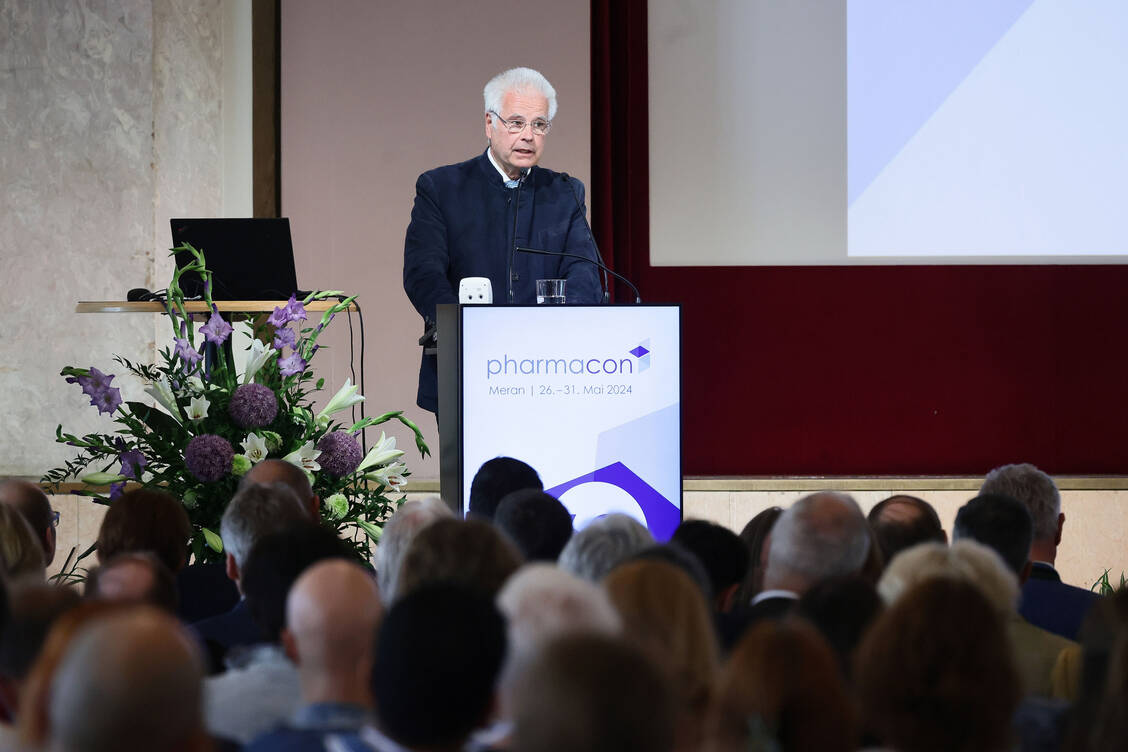 Thomas Benkert, Präsident der Bundesapothekerkammer (BAK) stellte in seiner Rede anlässlich der Pharmacon-Eröffnung wichtige Forderungen der Apothekerschaft an die Politik auf. Zum Schluss informierte er darüber, dass dies seine letzte politische Rede im Rahmen eines Pharmacon-Kongresses war. Benkert kündigte an, Ende 2024 nicht erneut zu kandidieren und dass er damit aus dem Amt des BAK-Präsidenten ausscheiden wird. / Foto: PZ/Alois Müller