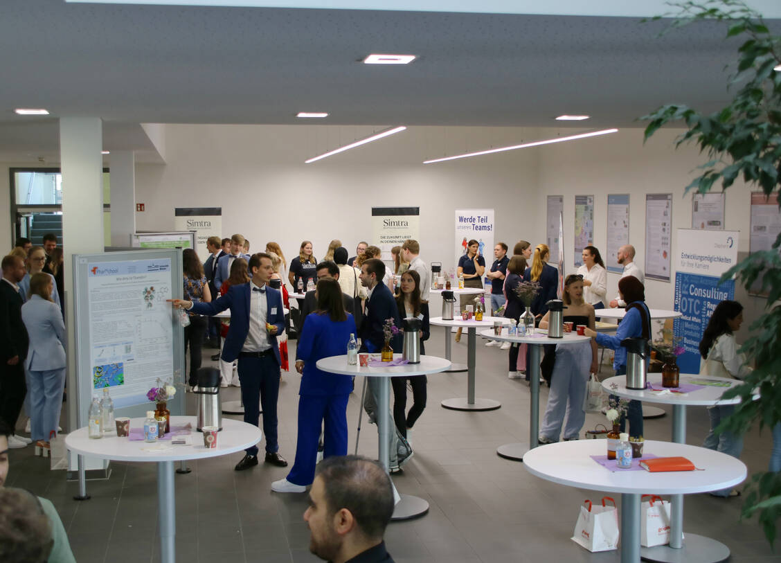 In den Pausen konnten die Studierenden und Gäste Poster begutachten und potenzielle Arbeitgebende kennenlernen. / Foto: Lennart Benen