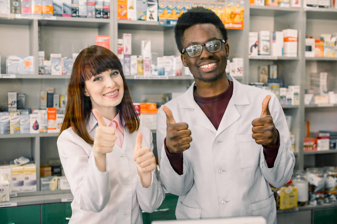 Zum Wohl der Patienten bauen Apotheker weltweit ihre pharmazeutischen Services aus. / Foto: Adobe Stock/sofiko14