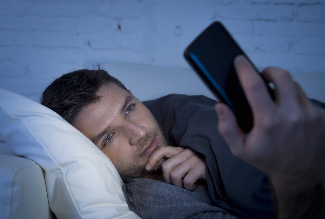 Der erste Blick beim Aufwachen aufs Smartphone: Dann hilft künstliche Intelligenz, das Gesicht des Nutzers zu erkennen und schaltet das Gerät frei. / Foto: Fotolia/Focus Pocus LTD