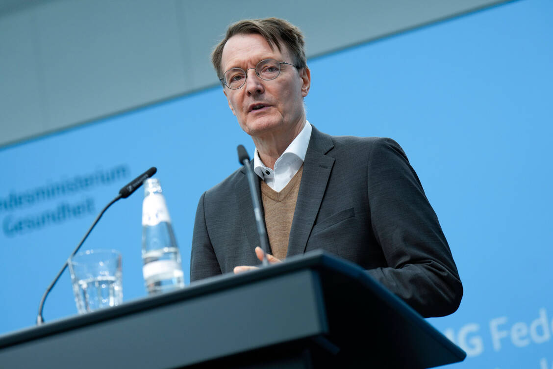 »Aber ich bin nach wie vor zuversichtlich, dass wir es hinbekommen«, sagte Lauterbach über das geplante Apotheken-Reformgesetz. / © IMAGO/Bernd Elmenthaler
