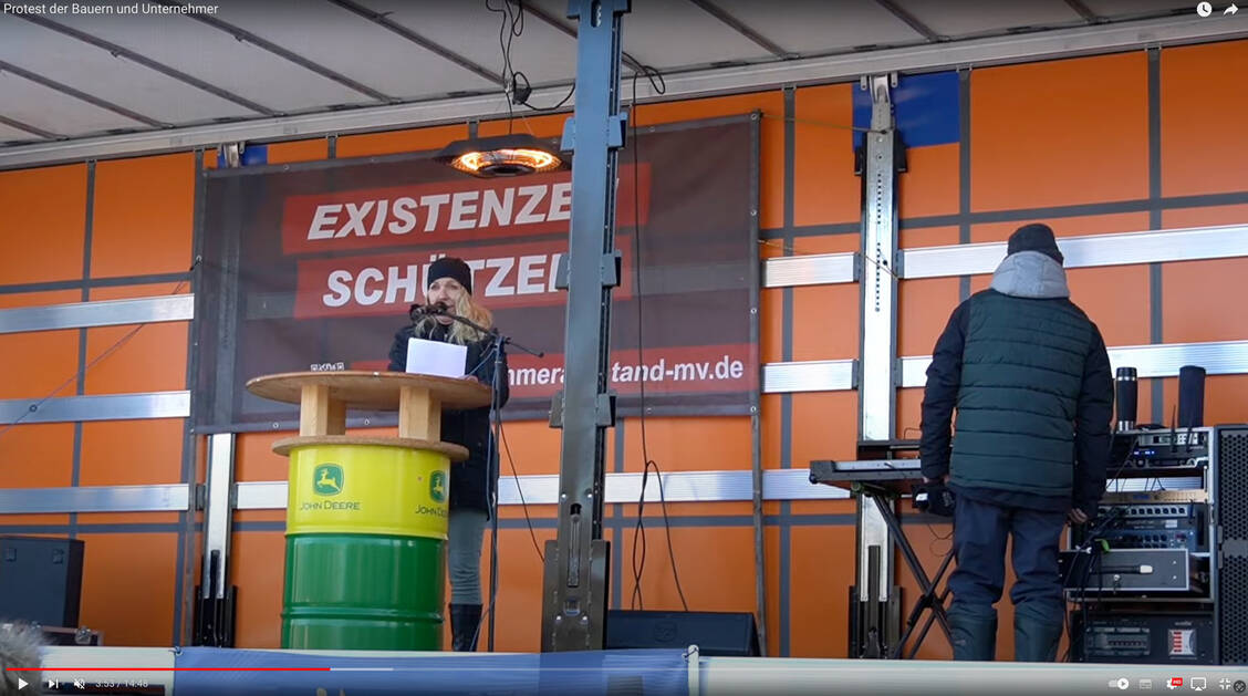 Apothekerin Doreen Wegner sprach bei der Bauerndemo in Neubrandenburg. / Foto: Privat
