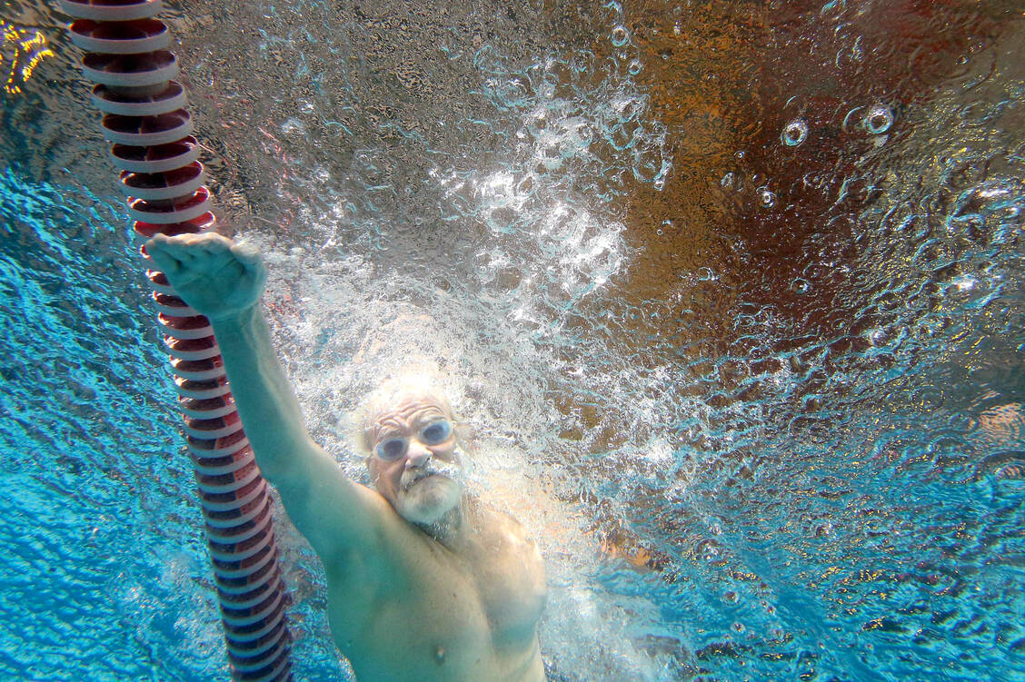 Die tiefe Hirnstimulation verbessert allgemein die Bewegungskontrolle von Patienten mit Parkinson, kann aber wohl auch erlernte motorische Fähigkeiten wie das Schwimmen stören. Patienten sollten davor gewarnt werden. / Foto: Imago/ZUMA Press