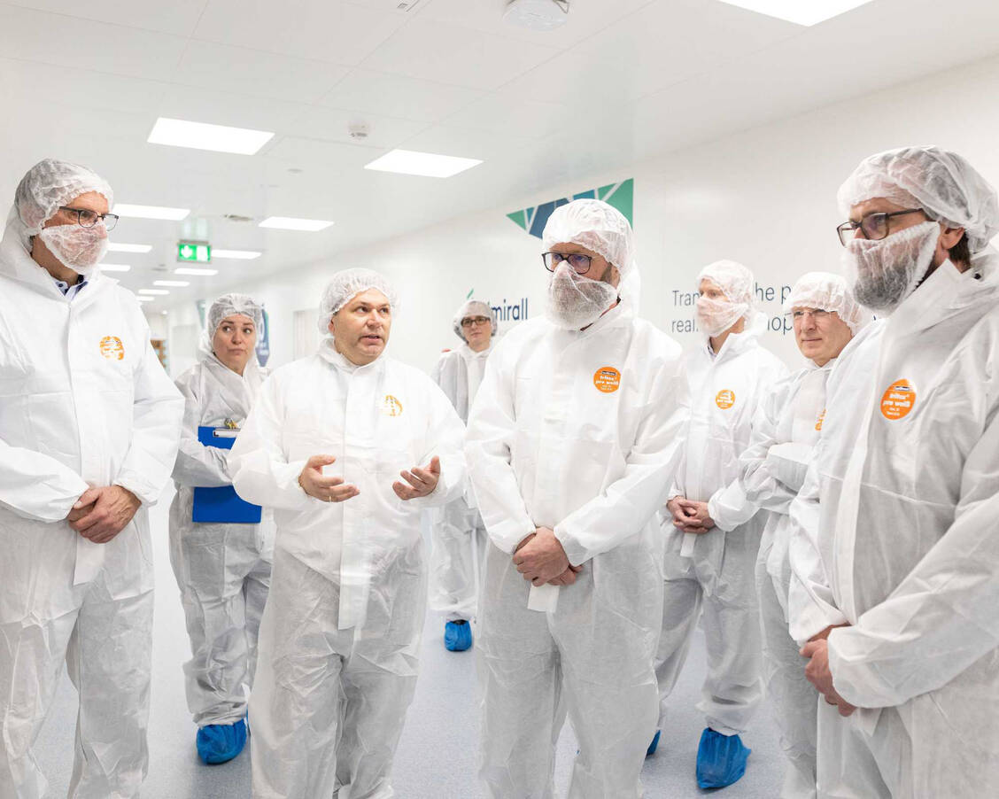 Schleswig-Holsteins Wirtschaftsminister Claus Ruhe Madsen (Mitte mit Brille) beim Gang durch das neue Produktionsgebäude von Almirall in Reinbek. / © Almirall