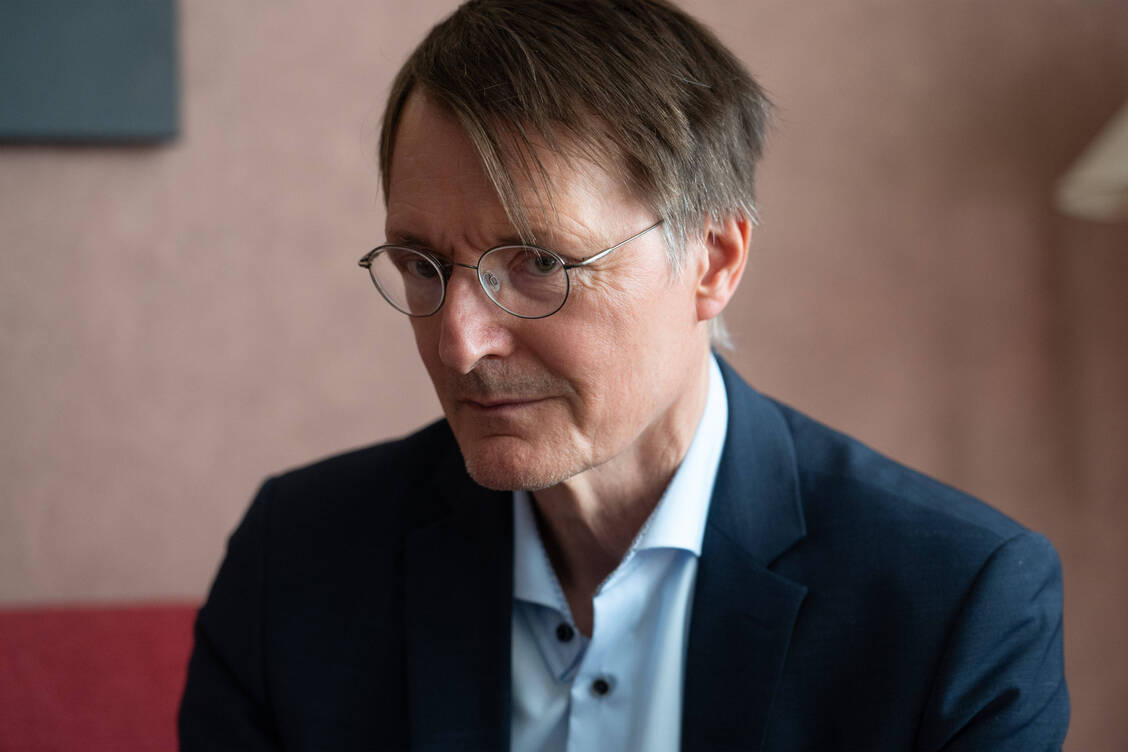 Gesundheitsminister Karl Lauterbach hält weitere Reformen für notwendig.  / © IMAGO/Sven Simon