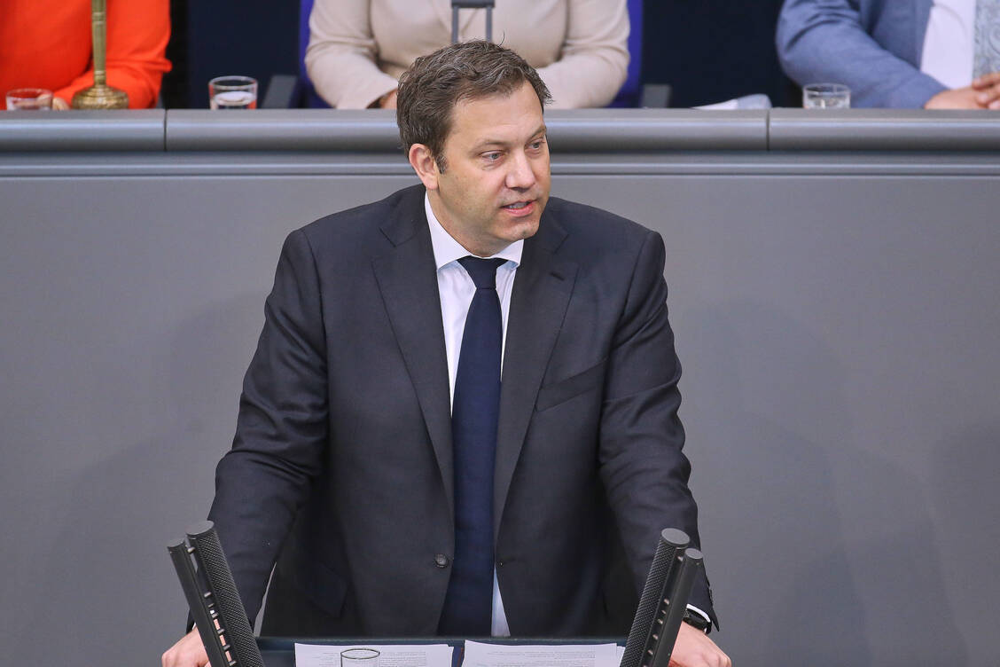Finanzminister Lars Klingbeil mahnt Reformen an.  / © Imago/dts Nachrichtenagentur