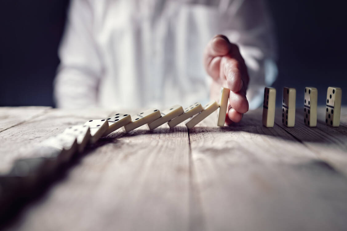 Die Gerinnungskaskade ähnelt einem Dominospiel: Jeder Gerinnungsfaktor agiert als Protease und aktiviert dadurch den nachgeschalteten Faktor. / Foto: iStock/BrianAJackson