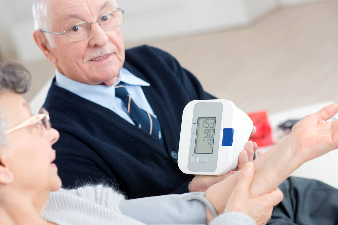 Hier ist die Blutdruckeinstellung offenbar nicht optimal. Viele Patienten brauchen eine antihypertensive Kombitherapie. / Foto: Adobe Stock/auremar