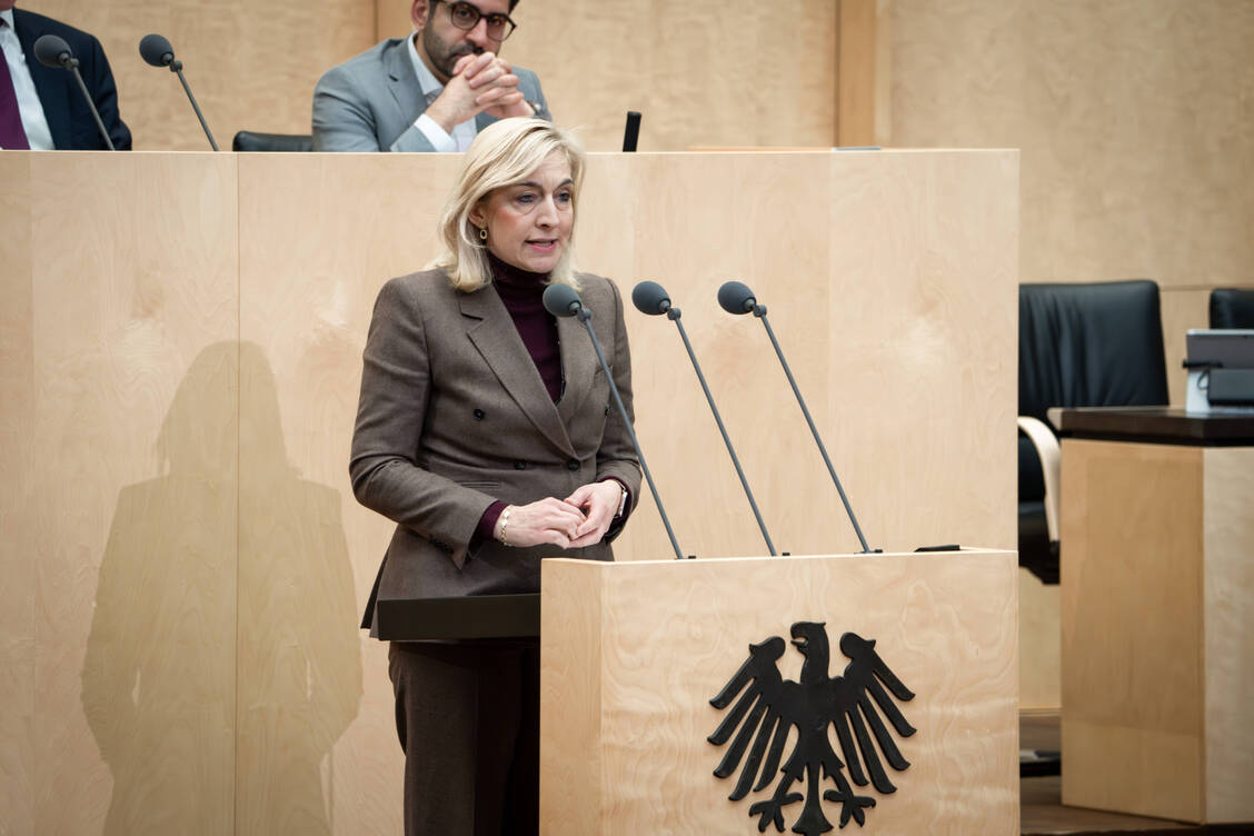 Bundesgesundheitsministerin Nina Warken (CDU) hat ihr ApoVWG durchs Kabinett gebracht. Ende Januar steht die erste Befassung im Bundesrat an. / © Imago/Political-Moments