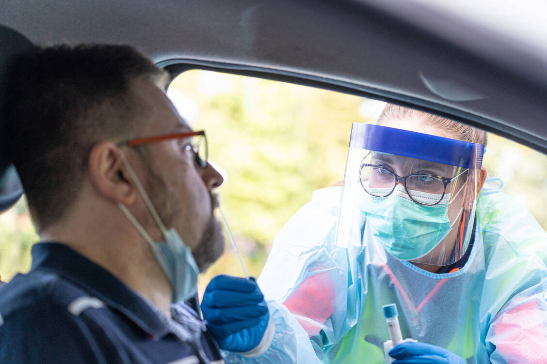 Ob in der Apotheke, angemieteten Räumen, Testzelten oder im Drive Through: Mittlerweile gibt es genügend Testzentren, damit die Bürger sich wöchentlich auf das Coronavirus Testen lassen können.  / Foto: Getty Images/Silvia Bianchini