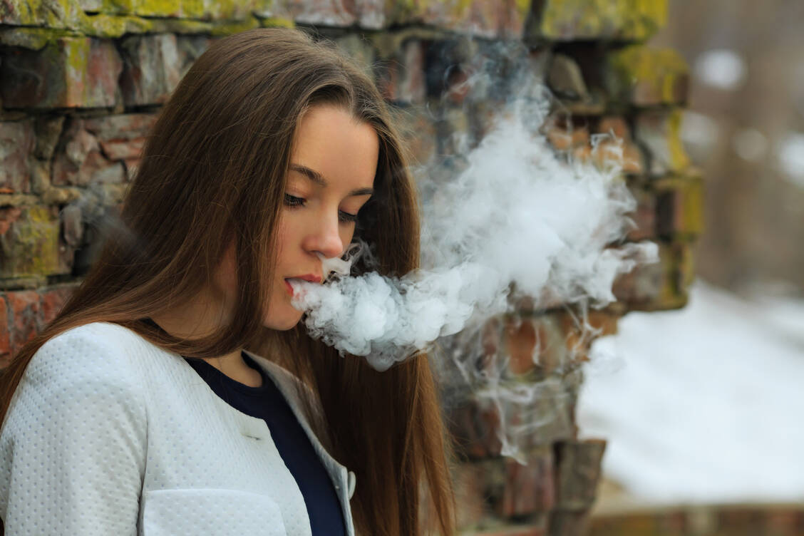 Der Konsum von nikotinhaltigen E-Zigaretten scheint das Risiko für Lungen- und Mundkrebs zu erhöhen. Die entsprechende Evidenz hat ein Forscherteam aus Australien zusammengetragen.  / © Getty Images/AleksandrYu