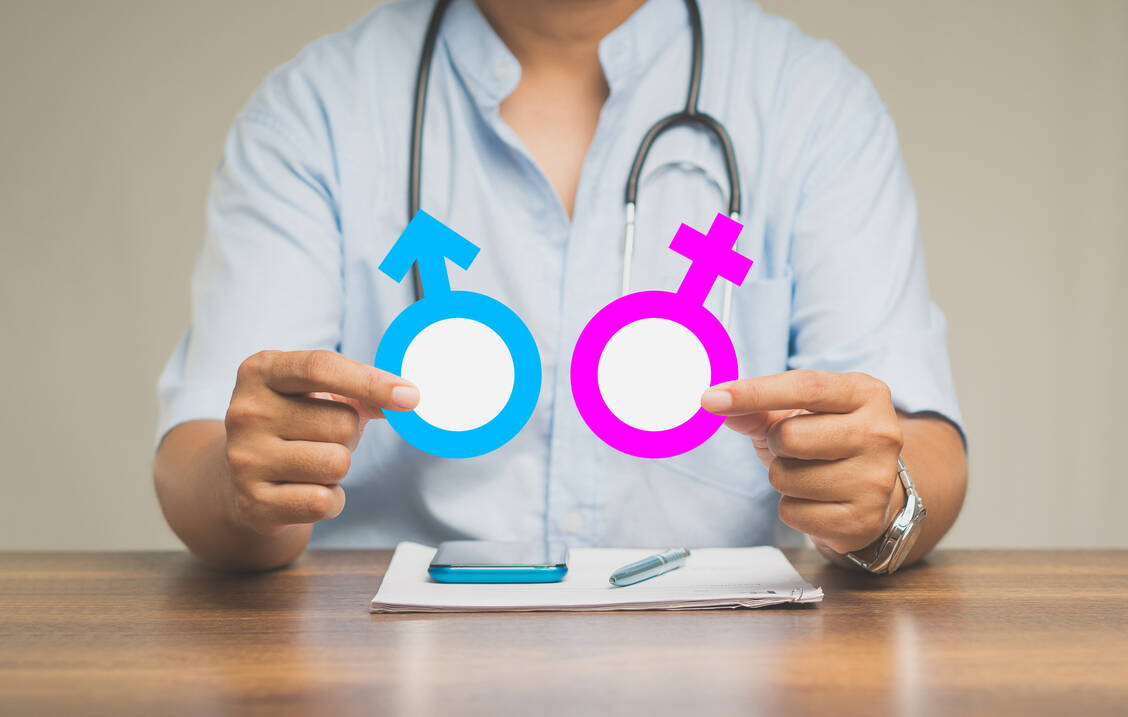 Frauen nehmen seltener an klinischen Studien teil als Männer und auch frauenspezifische Krankheiten stehen weniger im Fokus der Forschung als männerspezifische Erkrankungen.  / © Adobe Stock/meeboonstudio