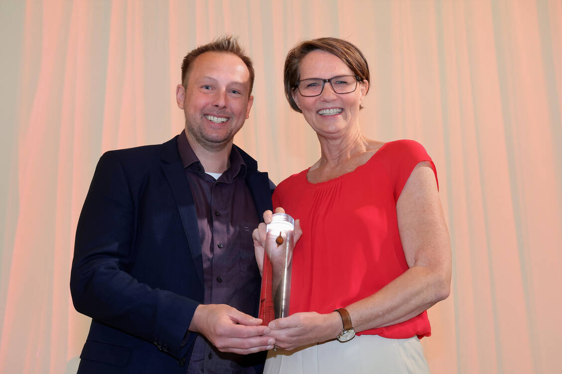 PZ-Chefredakteur Sven Siebenand überreichte den diesjährigen PZ-Innovationspreis an Heike Grützmacher, General Manager DACH bei Krystal Biotech. / © PZ/Alois Müller