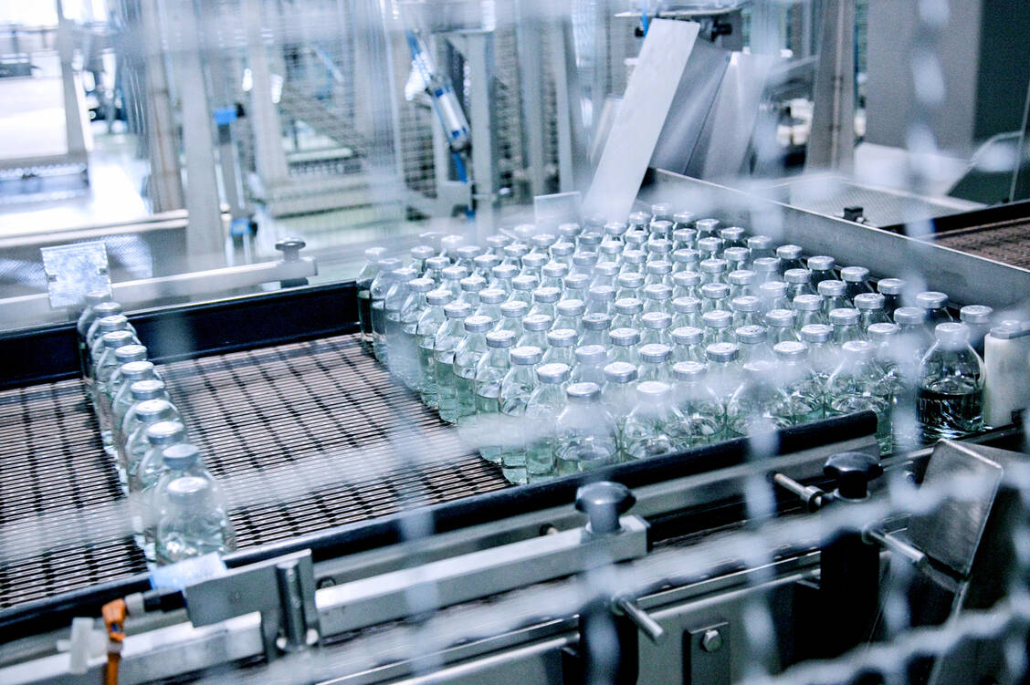 Weltweit werden 20 Milliarden Dosen Covid-19-Impfstoff für die Bevölkerung benötigt. Um das zu gewährleisten, gab es eine bislang ungekannte Kooperation in der Pharmaindustrie. / Foto: Adobe Stock/vdeineka