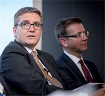 Will die Apotheker dafür einsetzen, dass die Erkenntnisse der Nutzenbewertung besser im Versorgungsalltag ankommen: Thomas Ballast (links), Vorstandsvize der Techniker Krankenkasse. Gesundheitsökonom Wolfgang Greiner hält davon nichts.