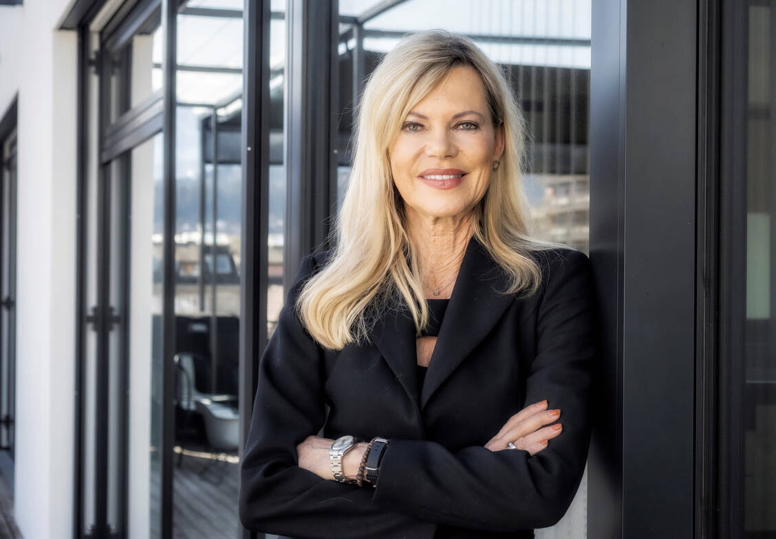 Nina Ruge, TV-Moderatorin, Biologin und Wissenschaftsjournalistin, spricht beim 11. OTC-Gipfel des AVNR über aktuelle Erkenntnisse der Altersforschung. / © @Axel Springer_1