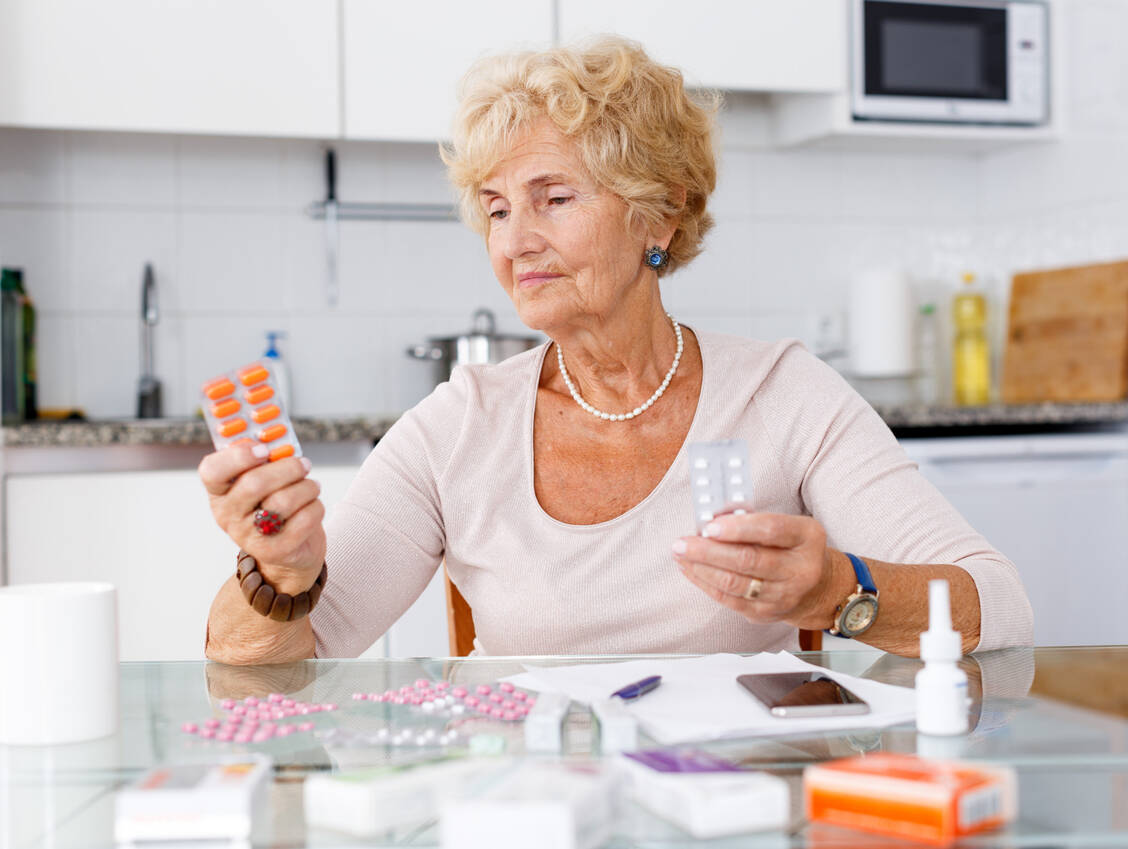 Diese Fülle an Medikamenten überfordert fast jeden Patienten. Da passieren schnell Fehler bei der Anwendung. / Foto: Shutterstock/BearFotos
