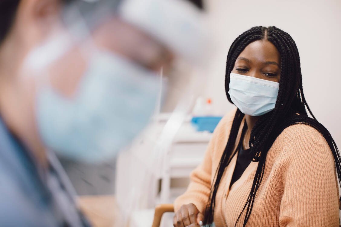 Geht es nach dem Willen des BMG, so sollen Ärzte künftig direkt in der Praxis das antiviral gegen Covid-19 wirkende Medikament Paxlovid abgeben dürfen. / Foto: Getty Images/Maskot Bildbyrå