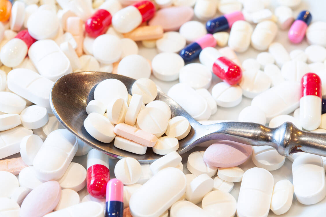 Frau J. beklagte sich in der Apotheke: »Ich kann ja nicht den ganzen Tag Tabletten schlucken« — die Patientin hat nicht übertrieben, stellte Apotheker Stefan Göbel bei einer Medikationsanalyse fest (Symbolbild). / Foto: Getty Images/Aitor Diago