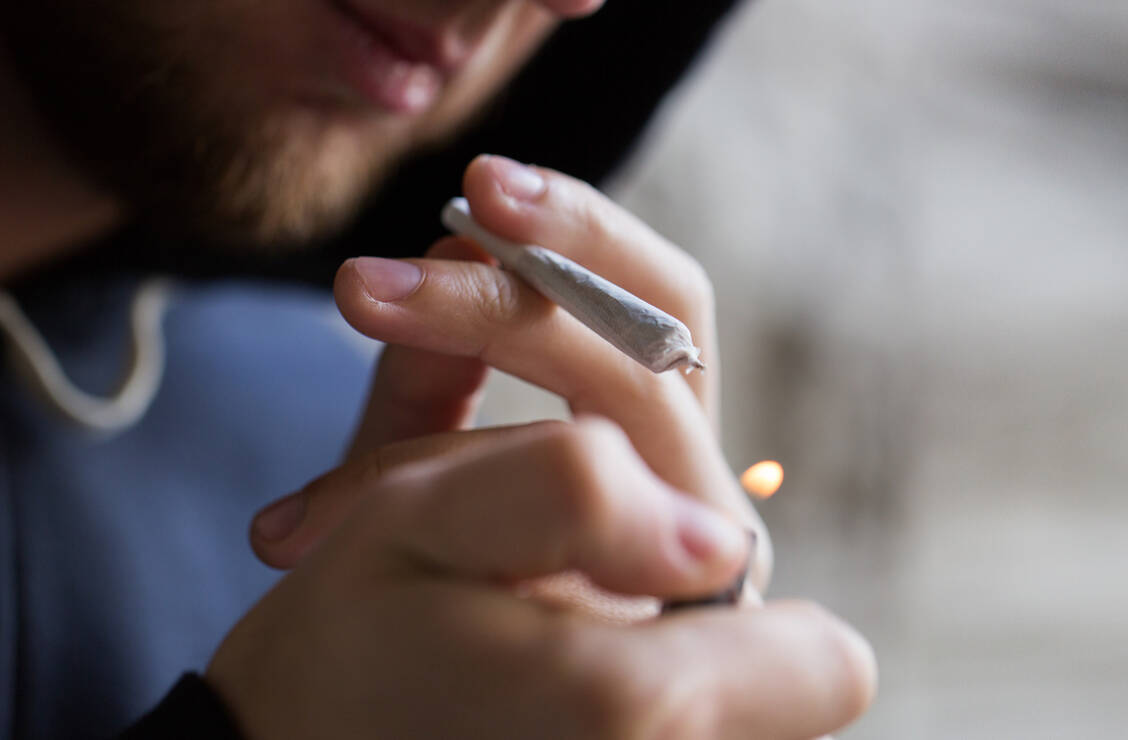 Das Gesundheitsministerium erhofft sich von der geplanten Cannabis-Legalisierung Kosteneinsparungen bei der Strafverfolgung sowie in Gerichten und Gefängnissen. / Foto: Adobe Stock/Syda Productions