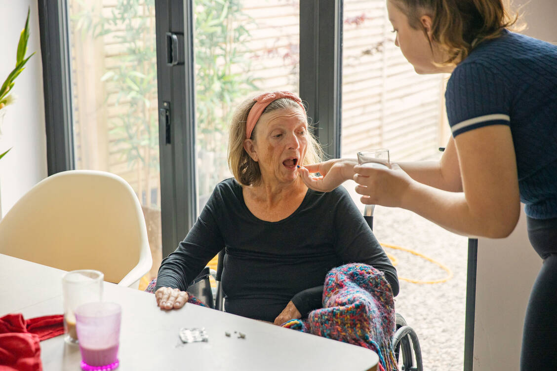 Nach der Verabreichung von oralen Krebsmedikamenten sollten sich die Angehörigen beziehungsweise Pflegenden die Hände waschen. / Foto: Getty Images/Justin Paget