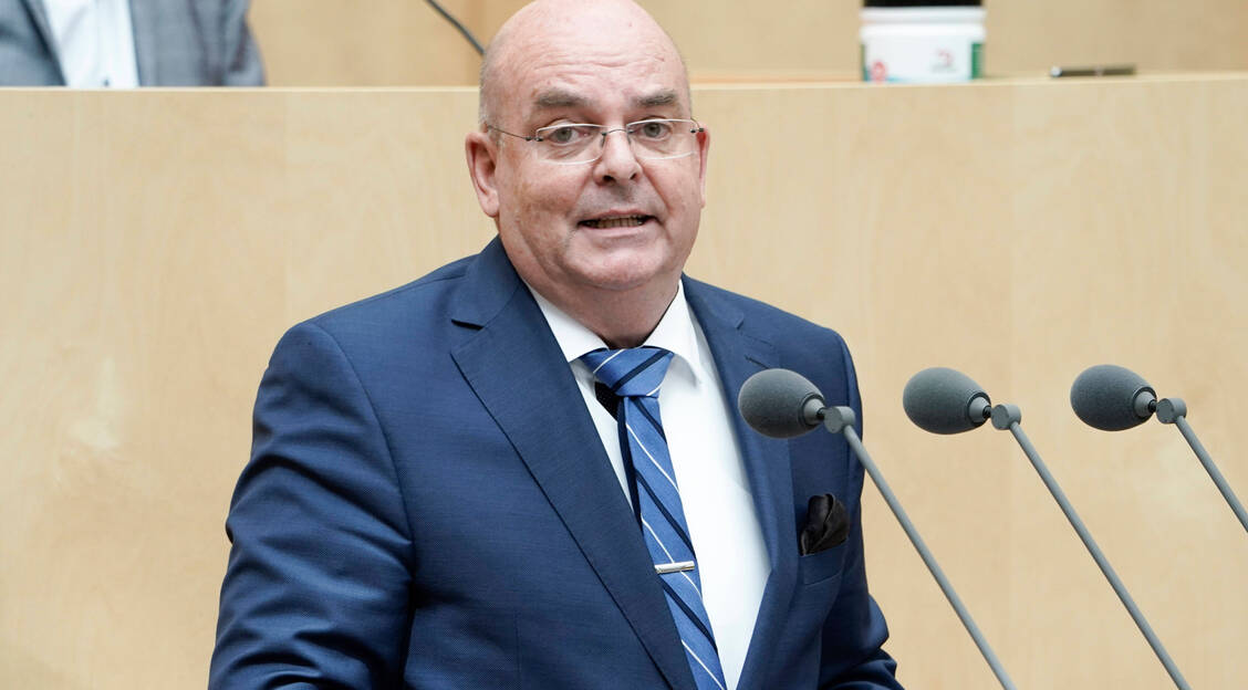Der SPD-Politiker Edgar Franke berichtetet im Gesundheitsausschuss über die aktuelle Infektionslage und zum Impfgeschehen. / Foto: IMAGO/Political-Moments