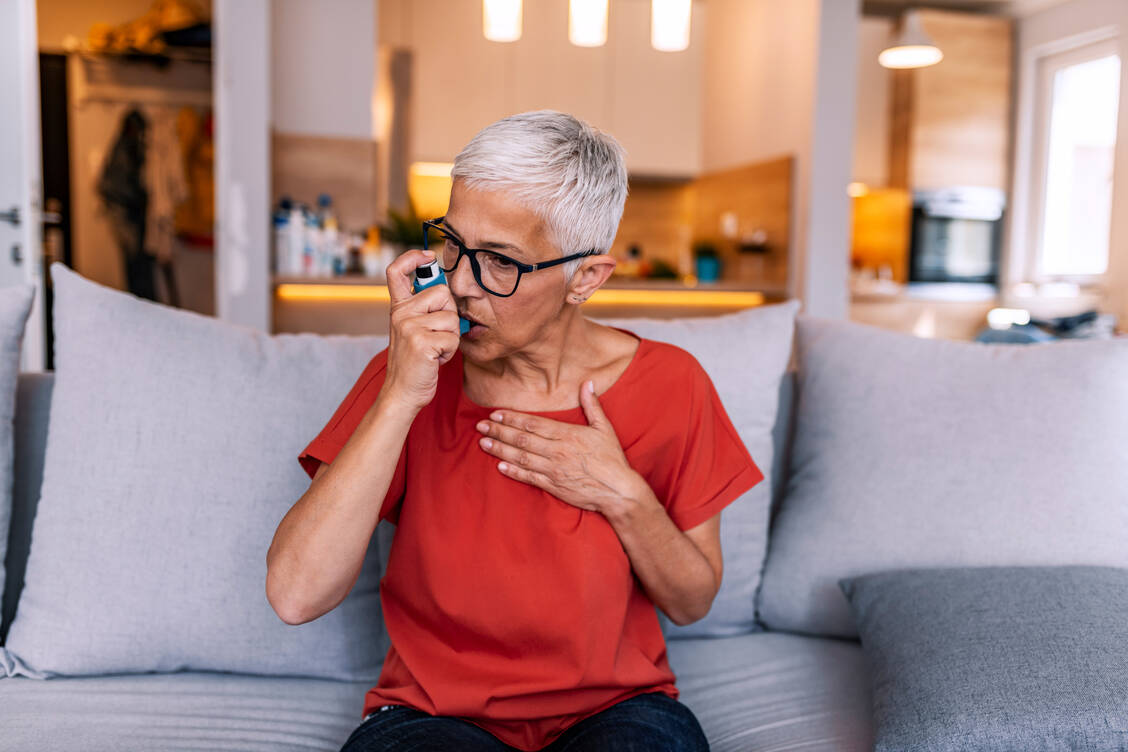 Ist eine COPD trotz maximaler Inhalationstherapie unkontrolliert, kann die zweiwöchige Injektion von Dupilumab die Exazerbationsrate senken.  / Foto: Getty Images/ljubaphoto