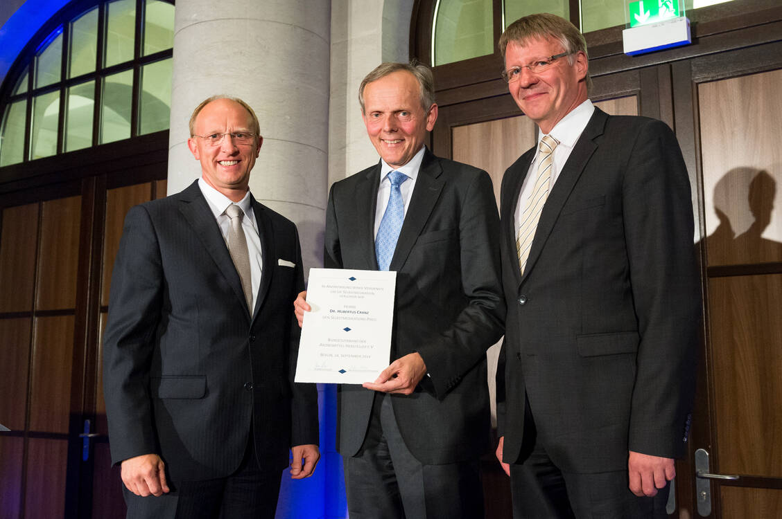 Hubertus Cranz (Mitte)  mit Jörg Wieczorek und Hermann Kortland im Jahr 2014. Da erhielt Cranz den Selbstmedikationspreis des BAH.  / Foto: BAH/Svea Pietschmann