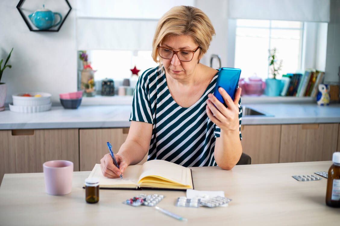 Es gibt viele Anlässe für eine telepharmazeutische fachliche Beratung, darunter auch das Abschlussgespräch einer erweiterten Medikationsberatung – nach dem persönlichen Anamnesegespräch in der Apotheke. / Foto: Getty Images/Sladic