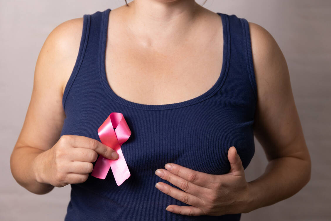 Krebs ist (auch) eine Alterskrankheit. Doch erhält knapp ein Drittel der Patientinnen mit Brustkrebs die Diagnose bereits vor der Menopause. / © Adobe Stock/olga_sova