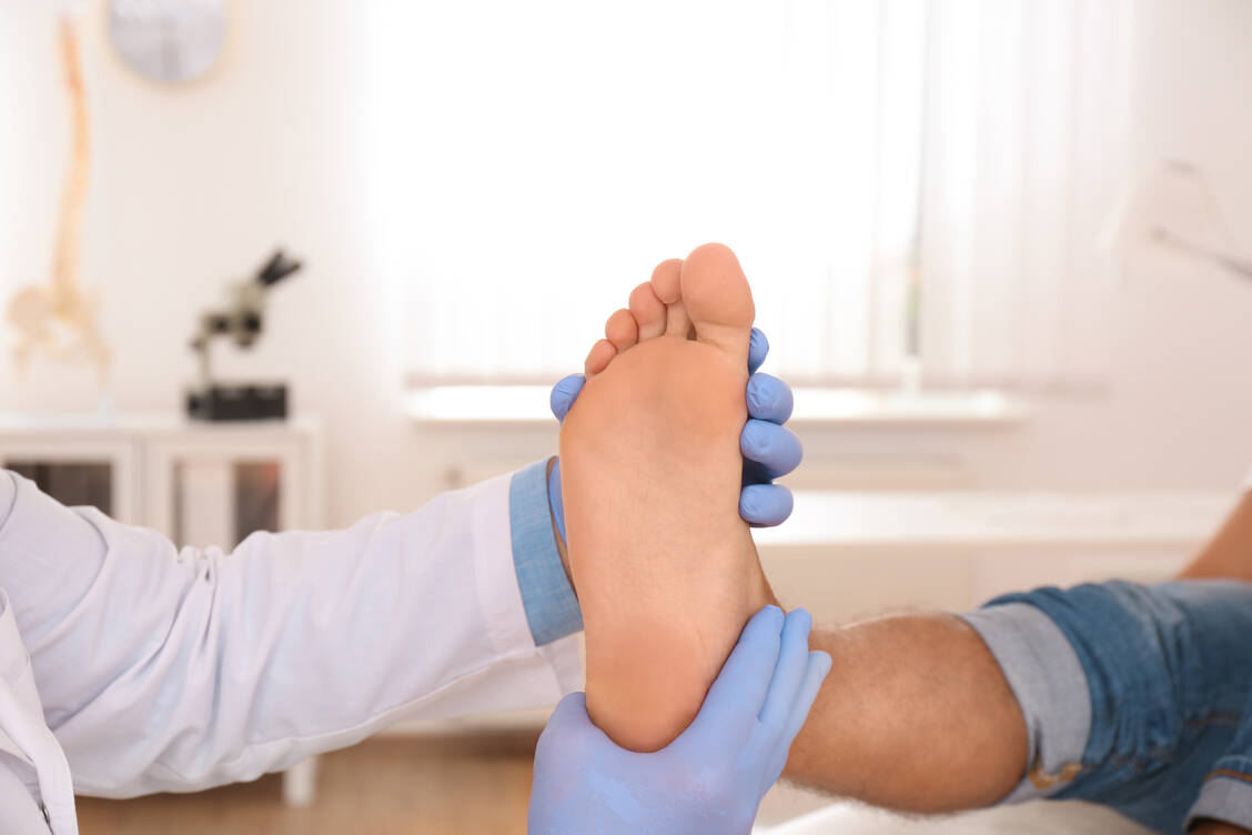 Weiterer Ausdruck der massiven Entzündungsreaktion im Körper von Covid-19-Patienten: so genannte Corona-Zehen. / Foto: Adobe Stock/ New Africa