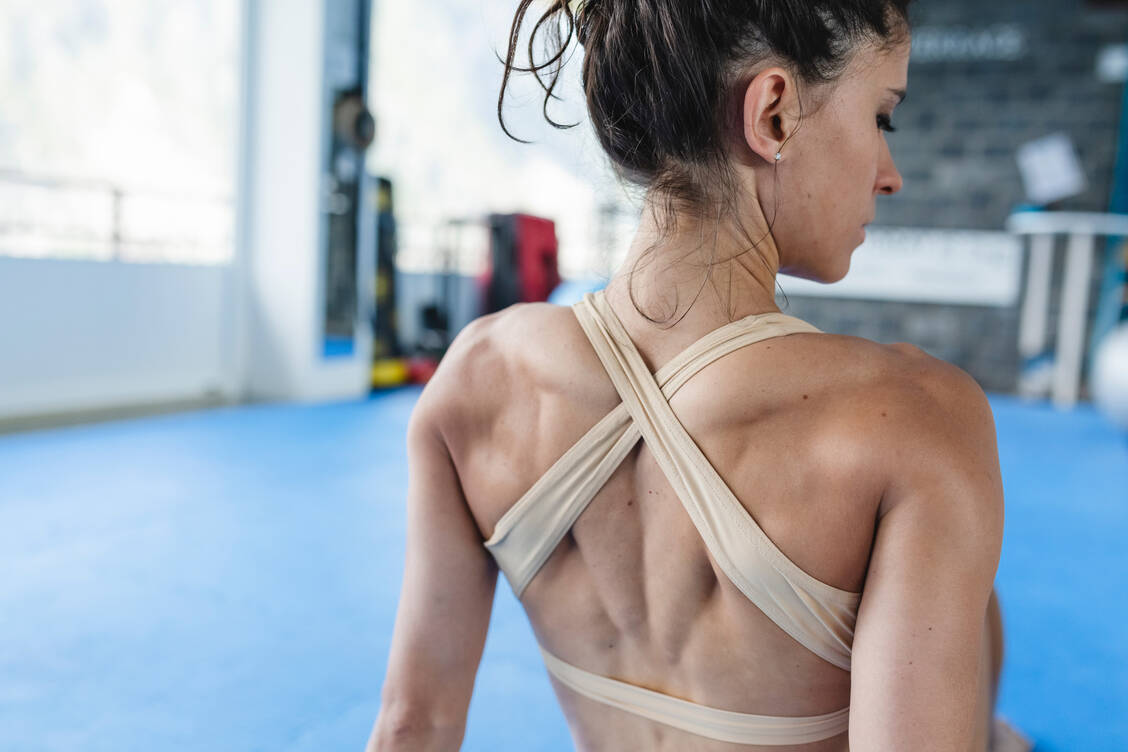 Der Wille, den eigenen Körper zu perfektionieren, kann junge Frauen zu übermäßigem Training antreiben. In Extremfällen kann es zu Amenorrhoe kommen. / Foto: Getty Images/massimo colombo
