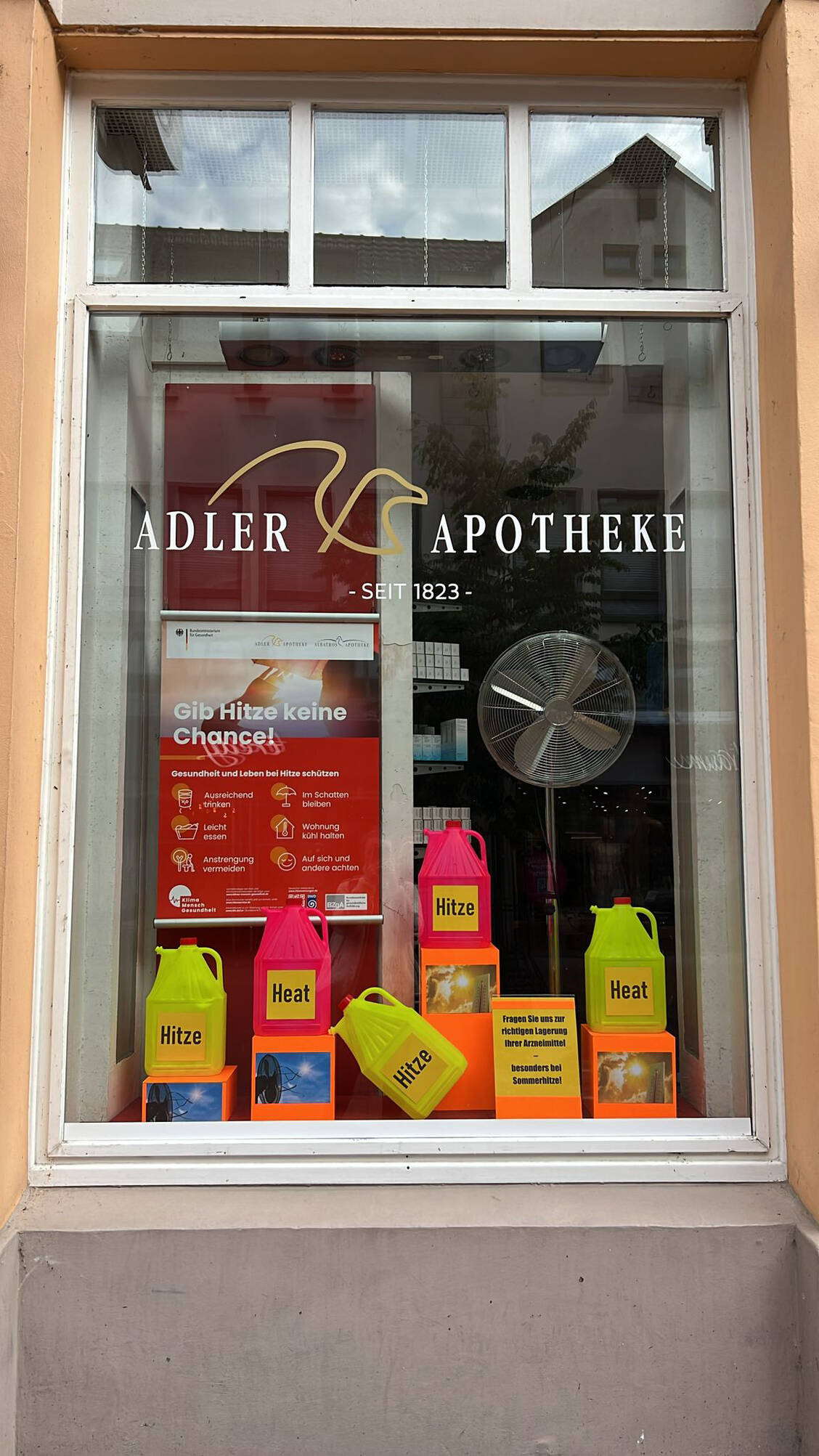 Die Schaufensterdeko fällt auf und wird von den Apothekenkunden am HV angesprochen. / © Adler Apotheke Hilden
