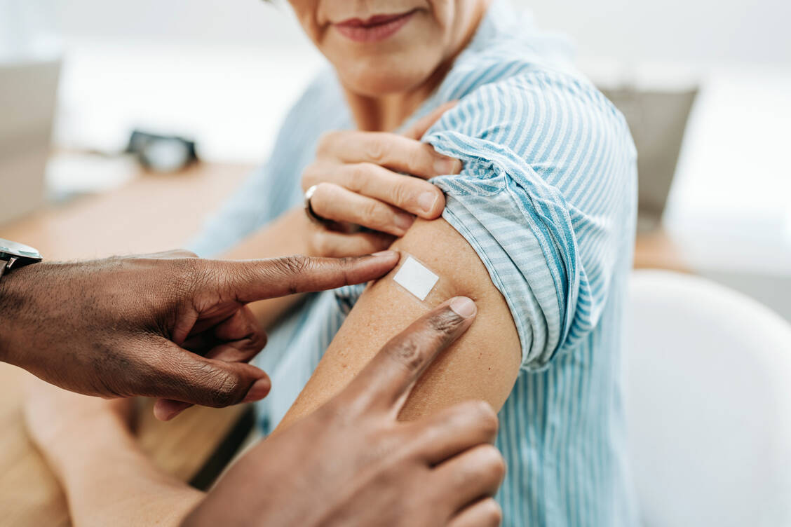 Eine Immunstimulation, etwa durch die Impfung mit inaktivierten Bakterienstämmen, kann helfen, wiederkehrenden Infekten Einhalt zu gebieten. / © Getty Images/andreswd