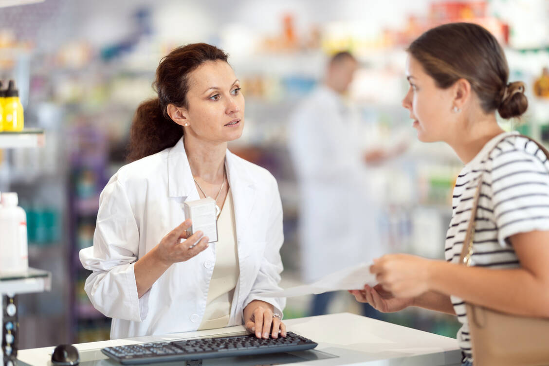 PTA: Unverzichtbar in der Apotheke, aber auch als Leitung akzeptabel? / © Shutterstock/BearFotos