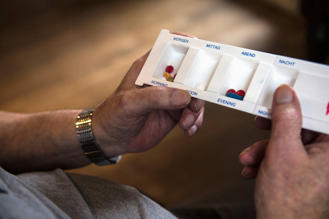 Um (erneute) kardiovaskuläre Ereignisse zu verhindern, ist häufig die Kombination von mehreren Wirkstoffklassen erforderlich. Eine solche Therapie erhöht aber das Risiko für Blutungen. / © Getty Images/Cavan Images/Edith Drentwett